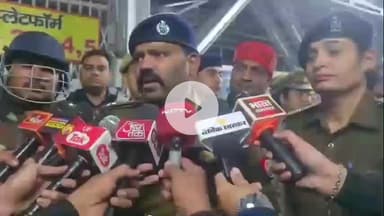 झांसी: दिल्ली में ब्लास्ट के बाद झांसी स्टेशन पर बम निरोधक दस्ते और डॉग स्क्वॉयड के साथ झांसी SSP पहुंचे, की गई चेकिंग