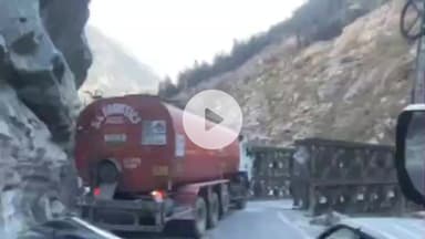 टापरी: किन्नौर के उरनी ढांक से आई तस्वीरें, तंग सड़क के कारण पुल पर बड़े वाहनों को मोड़ने में आ रही दिक्कत