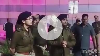 भोगनीपुर: पुखरायां स्टेशन पर डीआईजी और एसपी ने पुलिस बल के साथ चलाया सघन चेकिंग अभियान, यात्रियों से की पूछताछ