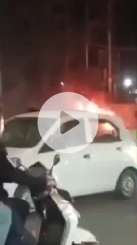 कानपुर: हैलेट अस्पताल के पास चलती गाड़ी बनी आज का गोला, ड्राइवर और मालिक ने कूदकर बचाई अपनी जान