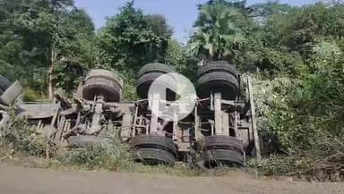 पाकुड़: पत्थर लदे ट्रेलर पलटी मारे जाने से चालक गम्भीर रूप से घायल #pakur #hiranpur #truck #accidnent