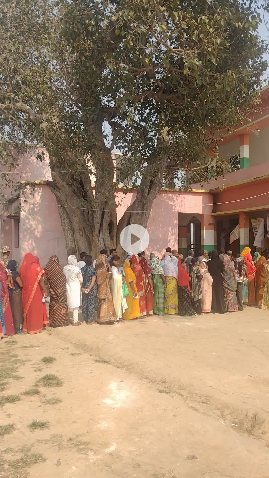 इस्लामपुर छपरा अरवल वोटिंग करने के लिए ग्रामीण जनता लाइन में खड़े हुए हैं