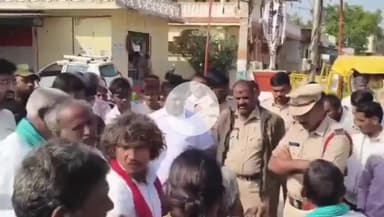 పెద్ద కొడప్​గల్​: ఇండ్లపై పడ్డ 11 కేవీ విద్యుత్ వైర్లు, ధర్నా నిర్వహించిన కాలనీవాసులు, సమస్యను పరిష్కరిస్తామని తెలిపిన పోలీసులు