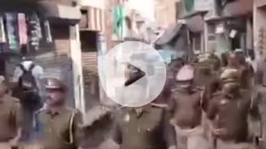 कानपुर: दिल्ली में हुए बम विस्फोट के बाद कल्याणपुर एसीपी ने पुलिस बल के साथ रावतपुर क्षेत्र में किया पैदल निरीक्षण