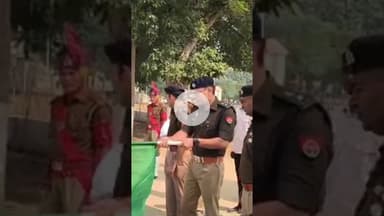 प्रतापगढ़। पुलिस लाइन पहुंचे एसपी  ने गरुण वाहिनी दस्ता को हरी झंडी  दिखाकर किया रवाना #Short