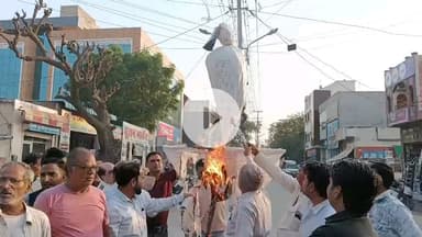 सड़क पर गंदा पानी जमा होने के विरोध में स्थानीय लोगों ने किया विरोध प्रदर्शन