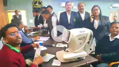 झांसी: शार्प साइट आई अस्पताल और ऊर्जा फाउंडेशन संस्था की ओर से कचहरी परिसर में हुआ निशुल्क नेत्र जांच शिविर का आयोजन