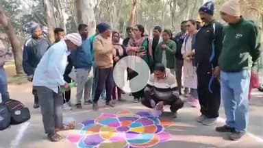 सिमडेगा: झारखंड स्थापना दिवस पर सिमडेगा में रंगोली और लोक नृत्य कार्यक्रम में शामिल हुईं डीसी