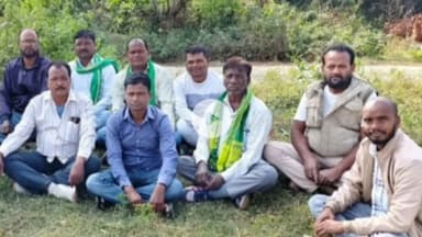 बलियापुर: बलियापुर के हाई स्कूल मैदान में झारखंड मुक्ति मोर्चा की हुई एक बैठक