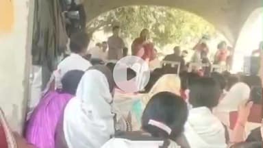 महाराजगंज: जिला मुख्यालय पर आशा कार्यकर्ताओं का धरना प्रदर्शन जारी, मानदेय बढ़ोतरी की मांग पर अड़े