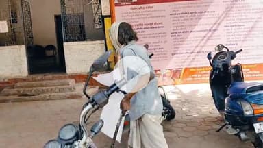 खंडवा नगर: साइकिल दिला दो साहब, चल नहीं पाता: खंडवा में साइकिल के लिए विकलांग बुजुर्ग की गुहार