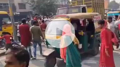 झांसी: विशाल मेगा मार्ट के सामने नगर निगम की गाय पकड़ने वाली टीम की गाड़ी रोकने वालों पर दर्ज हुआ मुकद्दमा