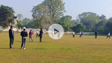 खंडवा नगर: खंडवा कलेक्टर ऋषव गुप्ता ने की ज़ोरदार बल्लेबाजी, एसपी 11 को 9वें ओवर में हराया