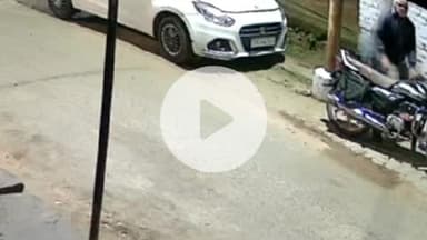 झांसी: ग्राम सिमराहा में चोरों ने बाइक का लॉक नहीं टूटने पर आगे का पहिया उठाकर घसीट ले गए, घटना CCTV में कैद