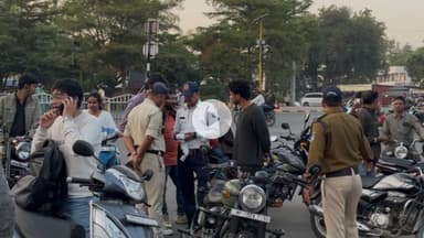 बिचौली हप्सी: इंदौर में ट्रैफिक पुलिस का हेलमेट अभियान जारी, 1351 चालान और 29 पुलिसकर्मी भी कार्रवाई की जद में