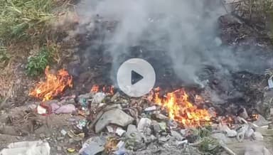 रामपुर: आर. एन. मोटर्स एजेंसी के ठीक सामने कूड़े के ढेर में किसी अज्ञात ने लगाई आग, गोविन कॉलोनी के लोग धुएं से परेशान