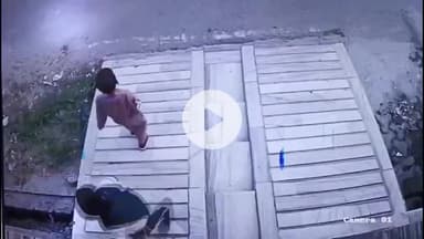 मुज़फ्फरनगर: सीसीटीवी में कैद खौफनाक मंजर,घर के बाहर खेलते बच्चे पर टूटा बंदरों का झुंड,गांधी कालोनी में बंदरों के डर से घरों में कैद