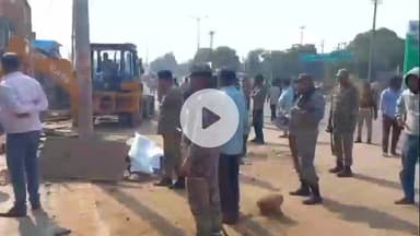 झांसी: बिजौली में नगर निगम द्वारा चलाया गया अतिक्रमण अभियान, हटाए गए सड़क किनारे लगे लोहे के डिब्बे