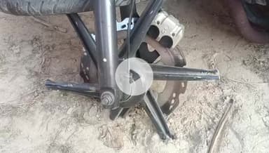 रामपुर: पहाड़ी गांव के पास कार की बाइक से टक्कर, चार लोग घायल, बाइक के उड़ गए परखच्चे, देखें वीडियो