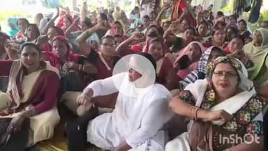 महाराजगंज: कलेक्ट्रेट परिसर में निश्चित मानदेय और बकाया भुगतान को लेकर आशाओं ने किया धरना