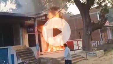 सिराथू: मोहिउद्दीनपुर बेला के एसबीआई एटीएम बूथ में लगी आग, मैनेजर ने कहा- कैश सुरक्षित है