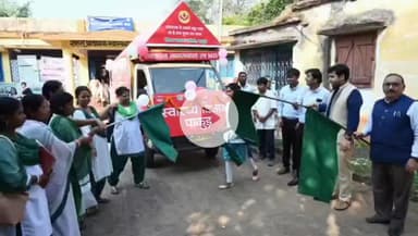 पाकुड़: उपायुक्त ने रक्तदान जागरूकता रथ को हरी झंडी दिखा कर किया रवाना #pakur #dc #blood #donetion #camp