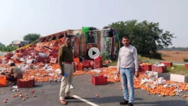 शिवपुरी: अमोला थाना क्षेत्र में NH-27 फोर-लेन पर टमाटर से भरा ट्रक पलटा, चालक घायल