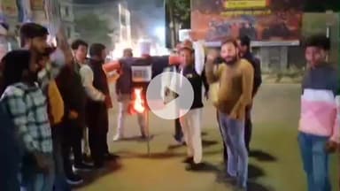 इटावा: दिल्ली धमाके के विरोध में करणी सेना का गुस्सा फूटा, शास्त्री चौराहे पर आतंकवाद का पुतला फूंककर कार्रवाई की मांग