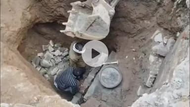 मथुरा: मंडी रामदास बाजार में सिवर लाइन में ईंटों से भरा ट्रैक्टर फंसा, सड़क दासी, नगर निगम की लापरवाही उजागर