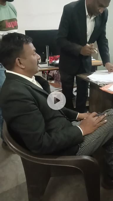 umreth tehsil me phargi notice jari kar kore kagaj me dastak karane ki kasis dastak nahi karne par nanupastite darg kar.