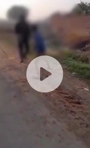 हाथरस: गांव नगला कृपा में रास्ते से जा रहे शख्स को युवती ने अभद्र व्यवहार करते हुए चप्पलों से पीटा, वीडियो सोशल मीडिया पर वायरल