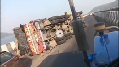 शिवपुरी: अमोला सिंध पुल पर प्याज से भरा ट्रक पलटा, चालक सुरक्षित, पुलिस ने ट्रक को हटवाया