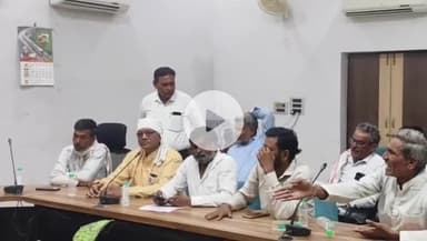 खंडवा नगर: खंडवा कलेक्ट्रेट में किसानों के साथ बैठक, रेलवे उप अधीक्षक महेंद्र सिंह कुल्हारा ने कहा- संवैधानिक तरीके से रखें बात