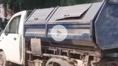 मथुरा: नगर निगम के कूड़ा वाहन चालकों ने 24 घंटे की हड़ताल मेंटेनेंस वेतन को लेकर कार्यालय पर किया प्रदर्शन