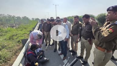 रामपुर: रामपुर से बरेली जा रहे यूपी सरकार के मंत्री धर्मवीर प्रजापति ने सड़क दुर्घटना में घायल युवक को दिया प्राथमिक उपचार