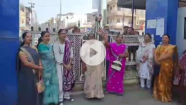 खंडवा नगर: कॉलोनी में सड़क न बनने से नाराज़ महिलाओं ने नगर निगम के गेट पर की तालाबंदी, दिया धरना