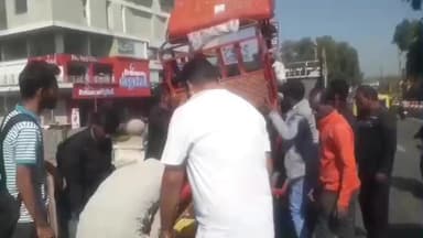 लाडपुरा: कोटा में तेज रफ्तार सिटी बस ने ई-रिक्शा को मारी जोरदार टक्कर, रिक्शा दो टुकड़ों में बंटा, बड़ा हादसा होने से टला