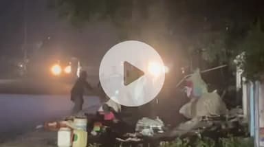 झांसी: स्टेशन रोड पर दो पक्षों के बीच लाठी-डंडों से हुई झड़प, वीडियो हुआ वायरल