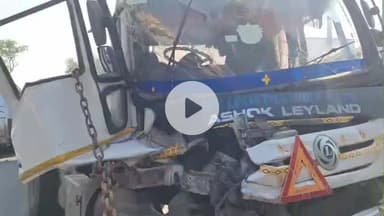 सिमडेगा: सिमडेगा मुक्तिधाम के पास दो ट्रेलरों की टक्कर में एक चालक घायल, पुलिस ने पहुंचाया अस्पताल