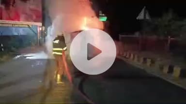 रूड़की: आर्मी चौक के पास डिवाइडर से टकराकर एक पिकअप वाहन में लगी भयंकर आग, चालक ने कूदकर बचाई अपनी जान