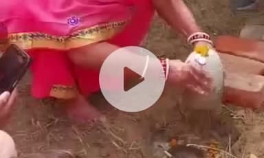 हाथरस: हाथरस जंक्शन क्षेत्र के देवीनगर के खेत में निकली भोलेनाथ की शिवलिंग, मंत्रोच्चारण के साथ किया गया जलाभिषेक