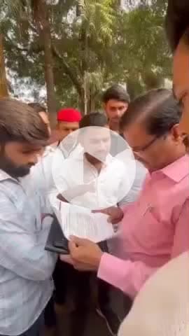 कानपुर: LLM की छात्रा द्वारा नकल करने और पकड़े जाने के मामले में छात्रों ने उप कुलसचिव को सौंपा ज्ञापन