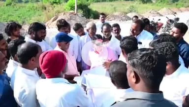 శివంపేట్: భూభారతి సదా బైనమాల దరఖాస్తుల పరిశీలనలో వేగం తీసుకురావాలి
శివంపేట తాసిల్దార్ని ఆదేశించిన కలెక్టర్