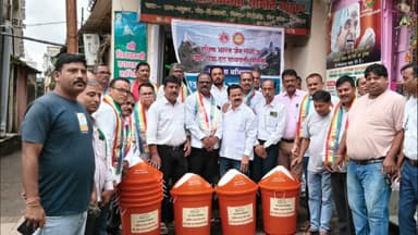 पीरटांड: श्री शिखरजी स्वच्छता समिति ने मधुबन की विभिन्न दुकानों में डस्टबीन का वितरण किया