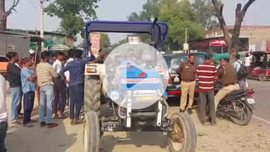 सिराथू: यादव मार्केट पास वन विभाग के ट्रैक्टर चालक ने ट्रैक्टर में छोड़ी चाबी, बच्चे ने गाड़ी स्टार्ट की, एक घायल