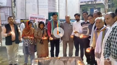 बांदा: अशोक लाट पार्क में कांग्रेसियों ने कैंडल जलाकर दिल्ली कार ब्लास्ट में मृतकों को दी श्रद्धांजलि