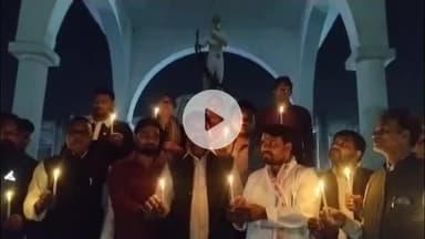 मथुरा: दिल्ली कार धमाके में मारे गए लोगों की आत्मा की शांति के लिए कांग्रेस ने विकास बाजार गांधी प्रतिमा के नीचे दी श्रद्धांजलि