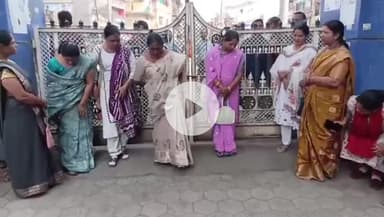 खंडवा नगर: सड़क की समस्या को लेकर तुलसी स्टेट कॉलोनी के निवासियों ने नगर निगम का गेट बंद कर किया प्रदर्शन, की नारेबाजी #jansamasya