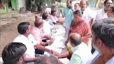 பள்ளிப்பட்டு: பள்ளிப்பட்டில்  திமுக கவுன்சிலர் எஸ்.ஐ.ஆர் படிவம் வழங்கியதால் அதிமுக முன்னால் அமைச்சர் தட்டி கேட்டு வாக்குவாதம்