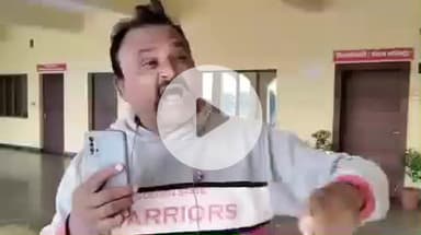 चंदौली: बंदरों के आतंक से त्रस्त किसानों ने DM कार्यालय में छोड़े पकड़े गए बंदर, प्रशासन की उदासीनता पर भड़के किसान